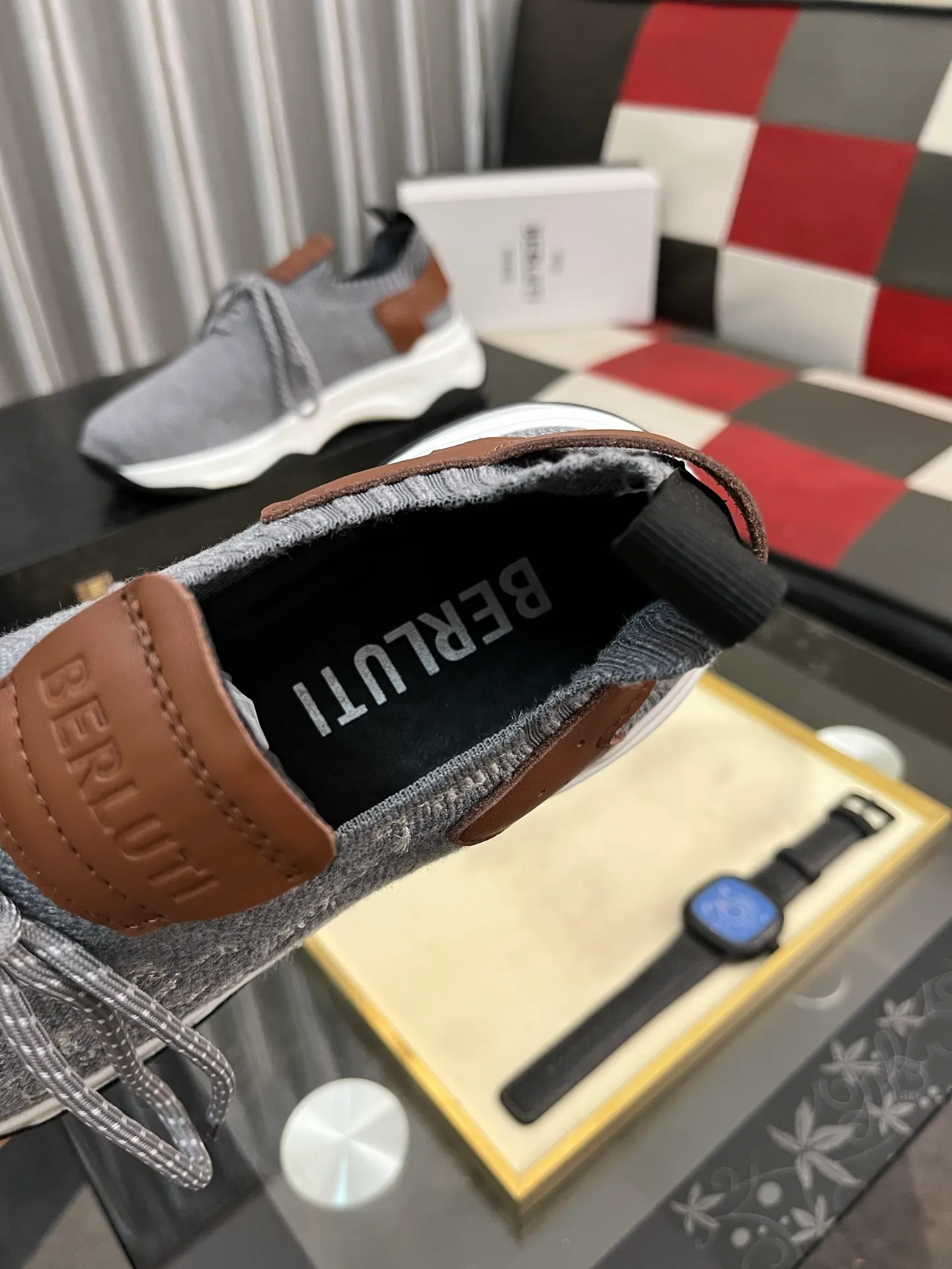 Men's Men's Shoes 💰400⌚️⌚️Berlut* France's top men's shoes, Berluti brand broke the rules in its first show and launched a new Edge shoe last. This model is hand-crafted with exquisite and fashionable fly-woven cowhide, a water-dyed cowhide lining, and an original color-blocked lightweight and wear-resistant rubber sole. This bold improvement of the iconic shoe last is of great significance to the creative work of its unique shape and edge width. On Alessandro shoes, this sharp-edged silhouette is made more see-through through Kris' bold and professional new Cloudy dyeing, making it classic and fashionable! Size: 38-46